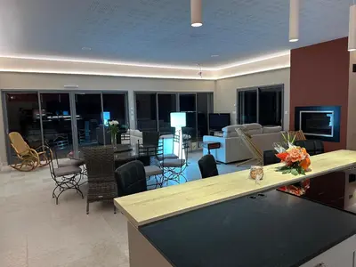 Télévision ou salle de divertissement dans l'établissement La maison d'Armelle