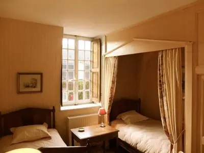 Un ou plusieurs lits dans un hébergement de l'établissement Gîte historique au château de charme proche du Mans - FR-1-410-453