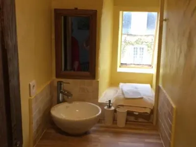 Salle de bains dans l'établissement Gîte historique au château de charme proche du Mans - FR-1-410-453