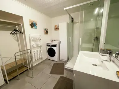 Salle de bains dans l'établissement Gîte charmant à Montbazon avec terrasse, jardin et parking - FR-1-381-599