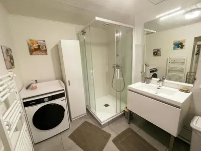 Salle de bains dans l'établissement Gîte charmant à Montbazon avec terrasse, jardin et parking - FR-1-381-599