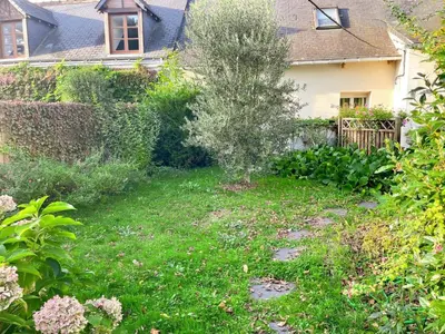 Jardin de l'établissement Gîte charmant à Montbazon avec terrasse, jardin et parking - FR-1-381-599