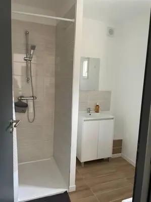 Salle de bains dans l'établissement Les Chalets du Mancel Chalet Maïka -Bouleries Jump - 24h du Mans