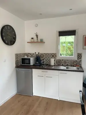 Cuisine ou kitchenette dans l'établissement Les Chalets du Mancel Chalet Maïka -Bouleries Jump - 24h du Mans