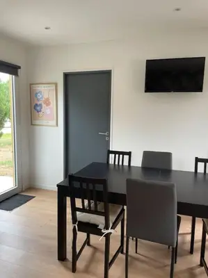 Télévision ou salle de divertissement dans l'établissement Les Chalets du Mancel Chalet Maïka -Bouleries Jump - 24h du Mans
