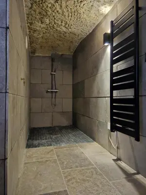 Salle de bains dans l'établissement Troglodyte Loft
