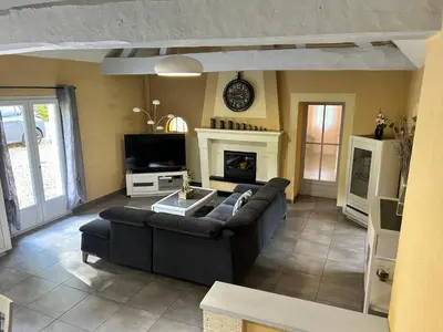 Télévision ou salle de divertissement dans l'établissement L'Harmonie Evénements House