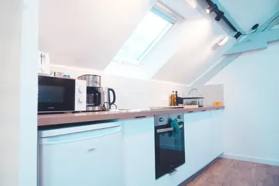 Cuisine ou kitchenette dans l'établissement Le Nid dAigle - Spacieux logement sous les toits