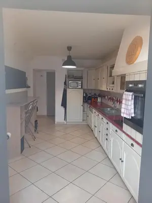 Cuisine ou kitchenette dans l'établissement Maison proche du circuit des 24h du Mans