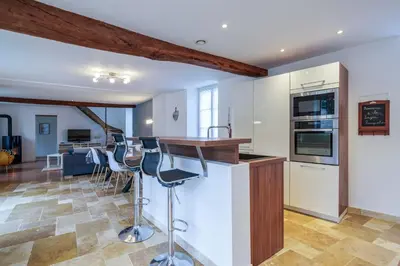 Cuisine ou kitchenette dans l'établissement Maison centre Bourgueil avec piscine 8 p