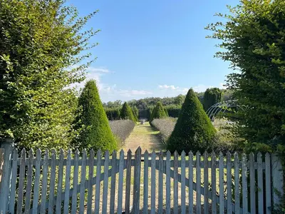 Jardin de l'établissement Pavillon d'entrée du Château