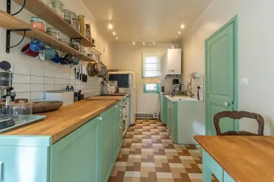 Cuisine ou kitchenette dans l'établissement La Belle France - Maison, Parking, à 200m du Cher