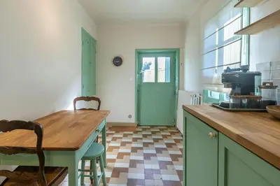 Cuisine ou kitchenette dans l'établissement La Belle France - Maison, Parking, à 200m du Cher