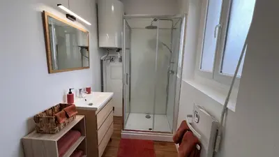 Salle de bains dans l'établissement Le Refuge en Chêne