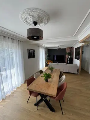 Télévision ou salle de divertissement dans l'établissement Maison 3ch avec garage