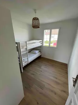 Un ou plusieurs lits dans un hébergement de l'établissement Maison 3ch avec garage