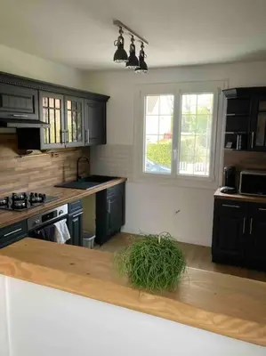 Cuisine ou kitchenette dans l'établissement Maison 3ch avec garage