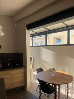 Cuisine ou kitchenette dans l'établissement Maison de ville avec jardin