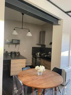 Cuisine ou kitchenette dans l'établissement Maison de ville avec jardin