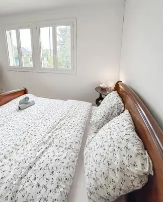 Un ou plusieurs lits dans un hébergement de l'établissement Maison lumineuse, jardin et Wi-Fi gratuit