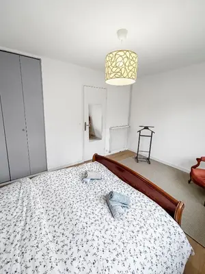 Un ou plusieurs lits dans un hébergement de l'établissement Maison lumineuse, jardin et Wi-Fi gratuit