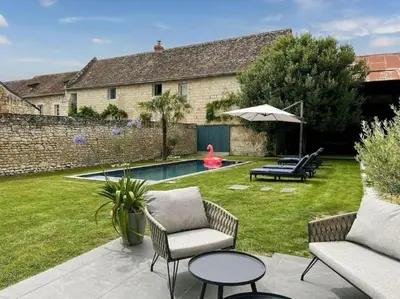 Jardin de l'établissement Maison de village sud Touraine avec piscine proche Chinon Azay