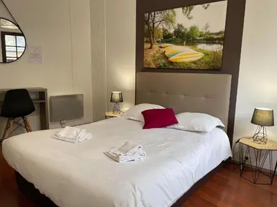 Un ou plusieurs lits dans un hébergement de l'établissement Chambre d'Hôtel Les Trois Lys