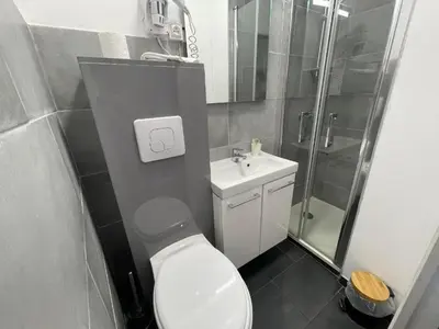Salle de bains dans l'établissement Chambre d'Hôtel Les Trois Lys