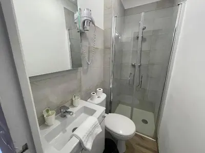 Salle de bains dans l'établissement Chambre d'Hôtel Les Trois Lys