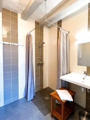 Salle de bains dans l'établissement Le Grand Presbytère de Beaulieu