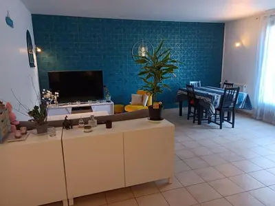 Télévision ou salle de divertissement dans l'établissement maison face au château