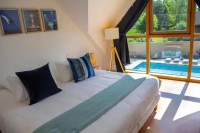 Piscine de l'établissement Gîte du Soleil dans la Ruelle - Les Hirondelles ou située à proximité