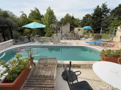 Piscine de l'établissement Maison confortable à Bréhémont avec jardin paisible ou située à proximité