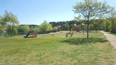 Aire de jeux pour enfants de l'établissement Tipi Cheyenne des monteaux