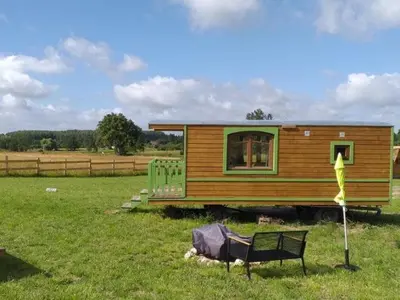 Jardin de l'établissement Séjour pittoresque en roulotte équipée - FR-1-410-455