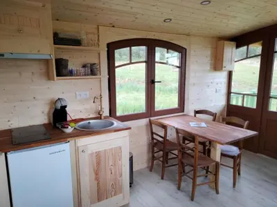 Cuisine ou kitchenette dans l'établissement Séjour pittoresque en roulotte équipée - FR-1-410-455