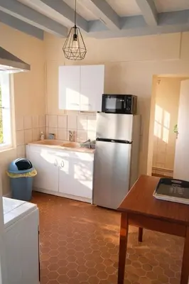 Cuisine ou kitchenette dans l'établissement La source