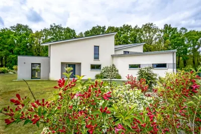 Jardin de l'établissement Villa Bugatti - Proximité 24h du Mans