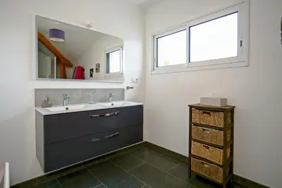 Salle de bains dans l'établissement Villa Bugatti - Proximité 24h du Mans