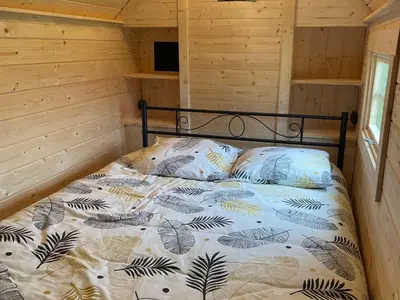 Un ou plusieurs lits dans un hébergement de l'établissement Kota finlandais avec bain nordique privatif et ferme pédagogique - FR-1-410-457