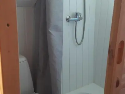 Salle de bains dans l'établissement Cabane avec jacuzzi privatif et accès à ferme pédagogique - FR-1-410-459