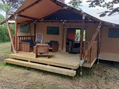 Jardin de l'établissement Cabane Trappeur Lodge avec Jacuzzi et Ferme Pédagogique - FR-1-410-458