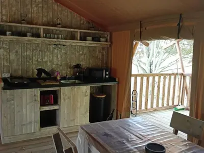 Cuisine ou kitchenette dans l'établissement Cabane Trappeur Lodge avec Jacuzzi et Ferme Pédagogique - FR-1-410-458