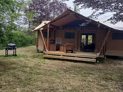Jardin de l'établissement Cabane Trappeur Lodge avec Jacuzzi et Ferme Pédagogique - FR-1-410-458