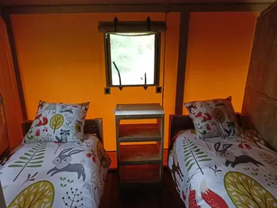 Un ou plusieurs lits dans un hébergement de l'établissement Cabane Trappeur Lodge avec Jacuzzi et Ferme Pédagogique - FR-1-410-458