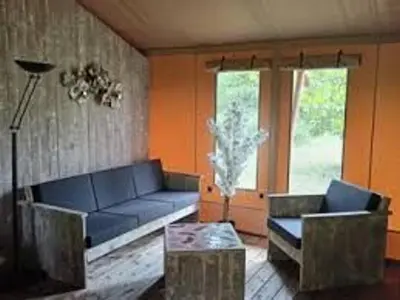 Coin salon dans l'établissement Cabane Trappeur Lodge avec Jacuzzi et Ferme Pédagogique - FR-1-410-458