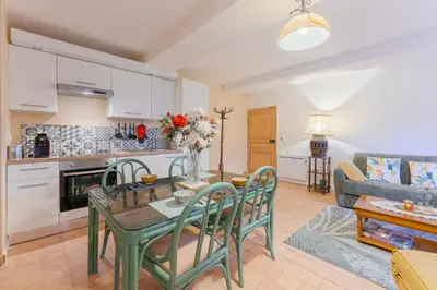 Cuisine ou kitchenette dans l'établissement Gite de la ferme du château 1 - Appt climatisé