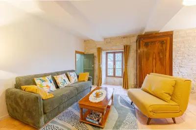 Coin salon dans l'établissement Gite de la ferme du château 1 - Appt climatisé