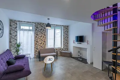 Télévision ou salle de divertissement dans l'établissement La maison du centre