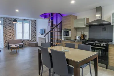 Cuisine ou kitchenette dans l'établissement La maison du centre